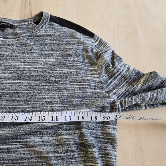 Banana Republic Men's Grey and Black Crewneck Sweater - Picture 7 of 10
